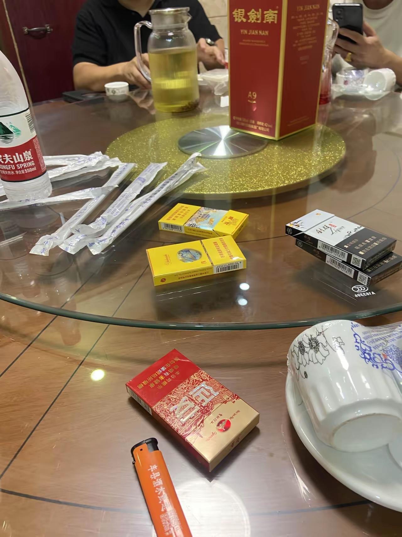 这样的饭局，抽这样的香烟和喝这样的酒，是不是有钱人