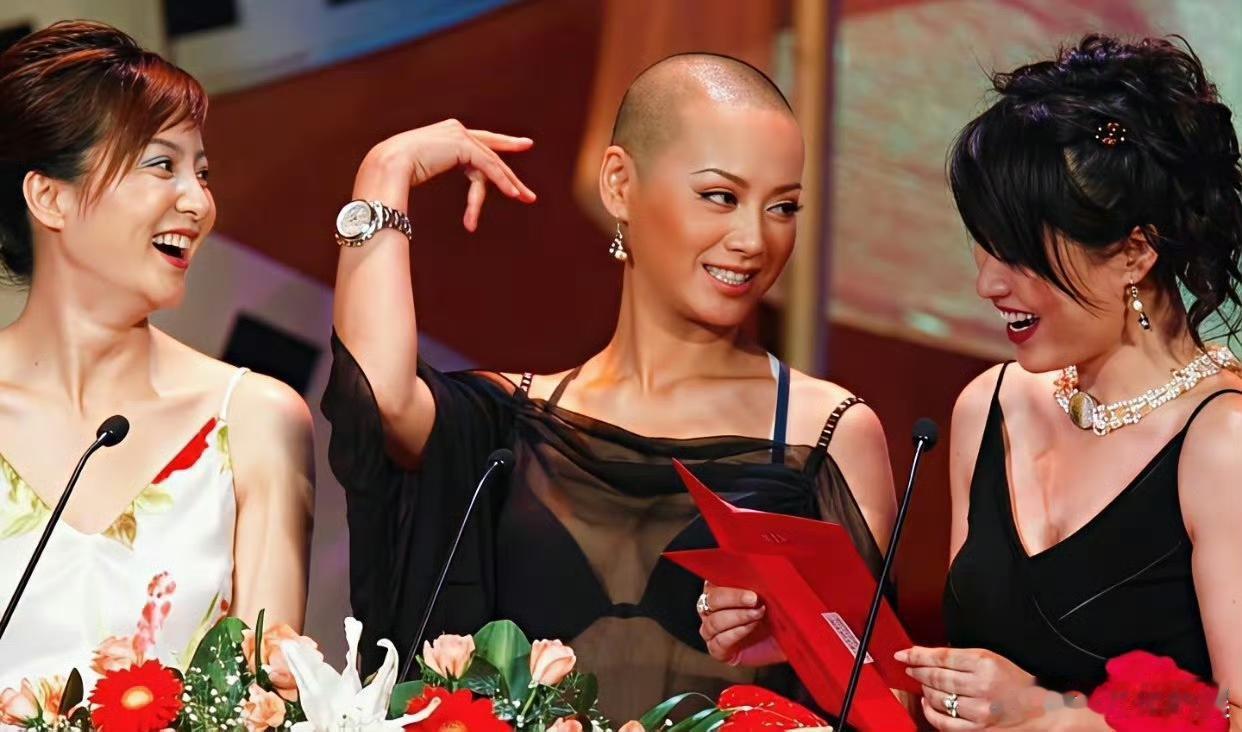 在大胆这一块，恐怕没人比得了年轻时的宁静！
​因为高兴，这个“胆大妄为”的女人直