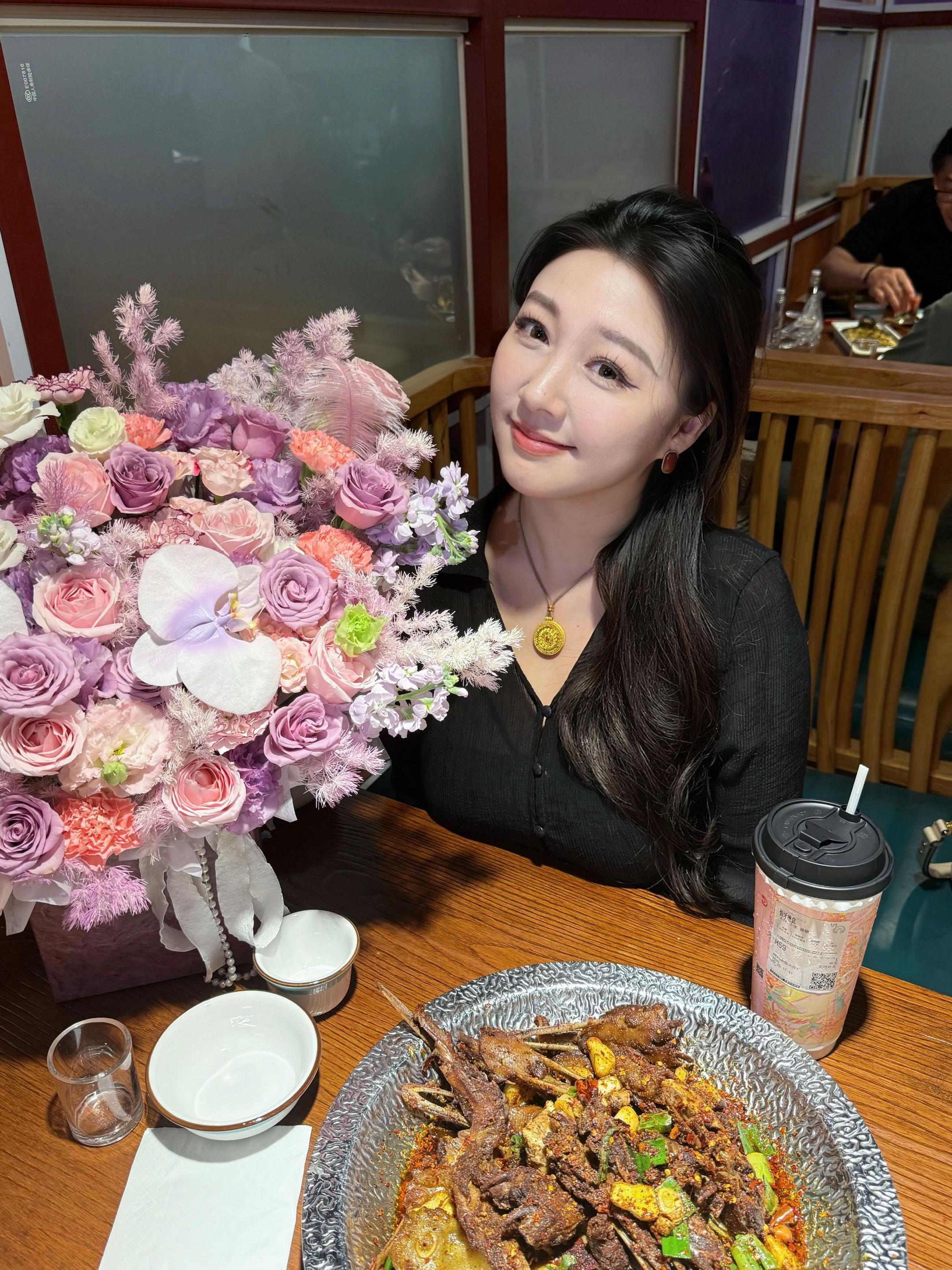 闺闺选的花真好看呢   芒果千层也超好吃~所求不多，赚钱和快乐一样都不...