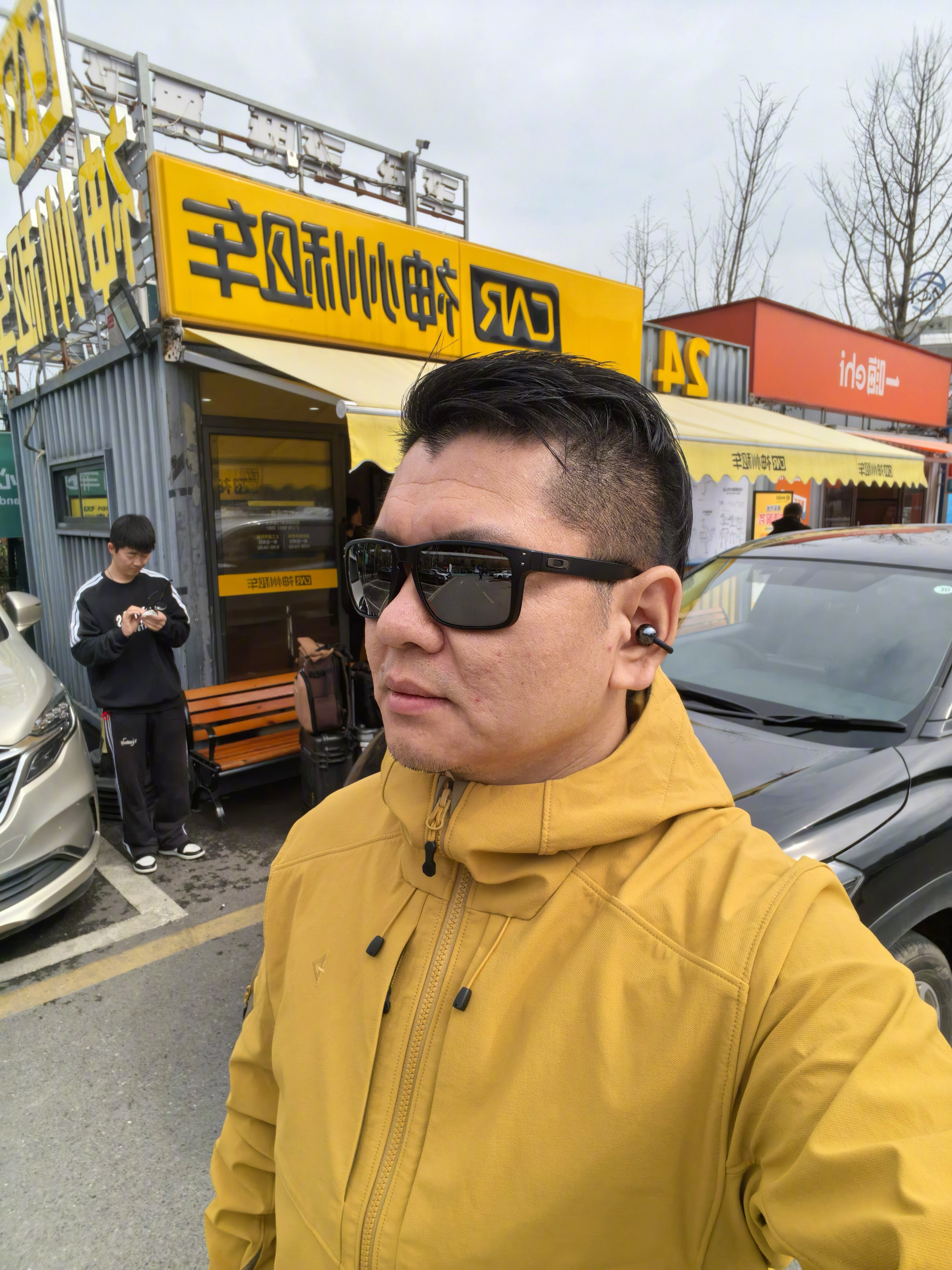 落贵阳，在神州租车办租车手续，被好几个人当成工作人员找我办手续