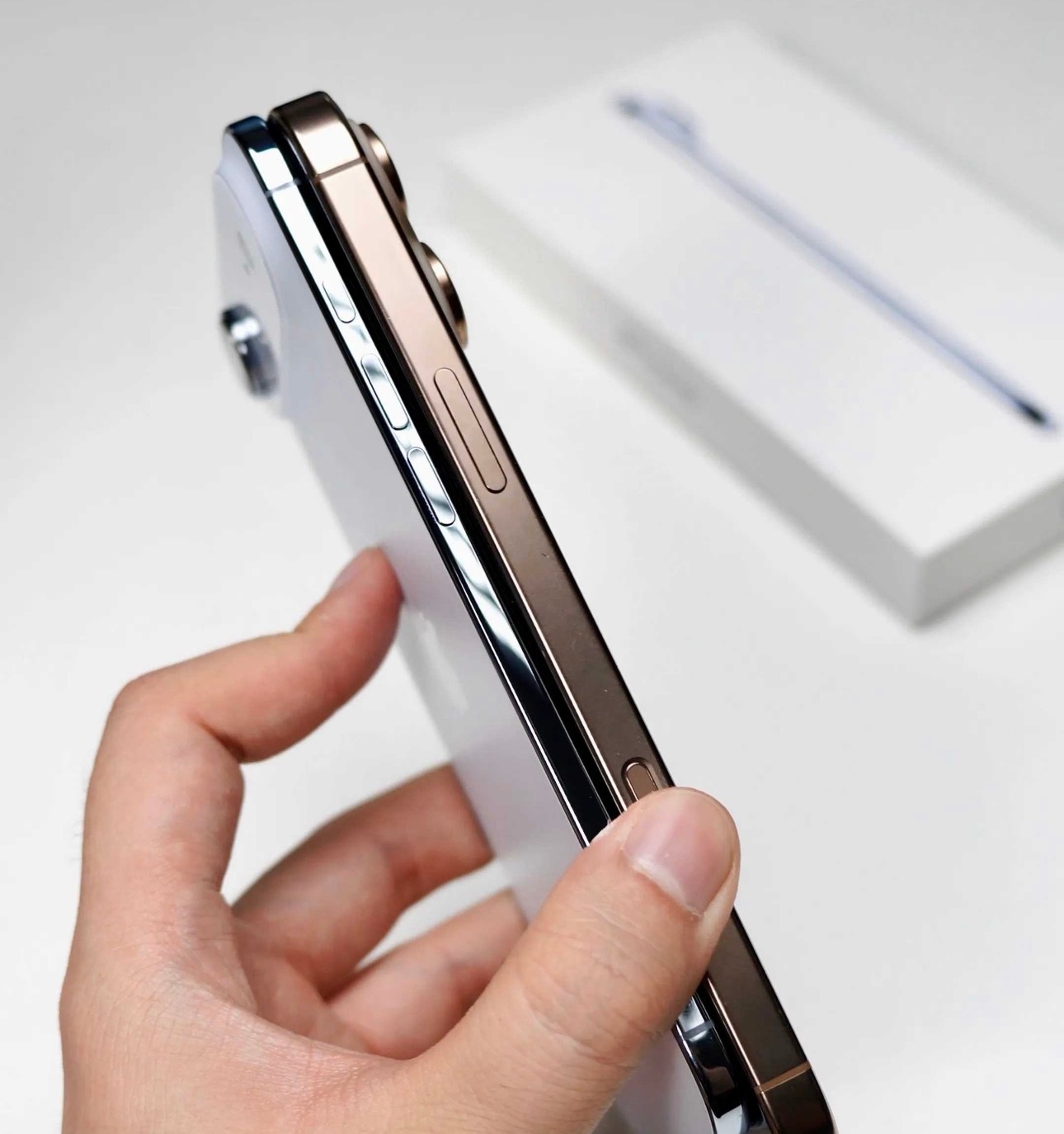 什么样的手机才能算Air  Air，顾名思义就是极致的轻薄，可是作为手机型号之一