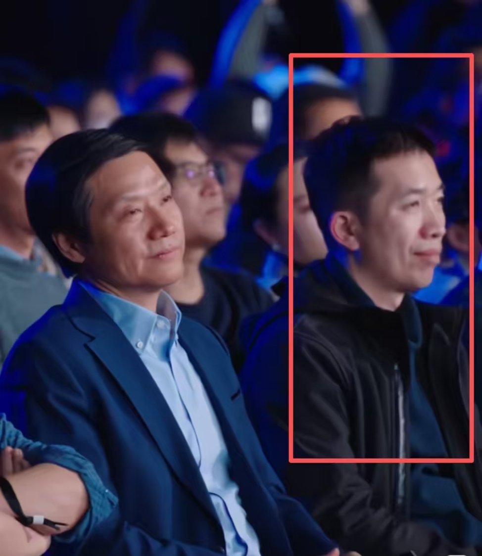 #小米17Ultra##小米发布会# 小米雷军身边的年轻人是谁哈？看起来很厉害啊