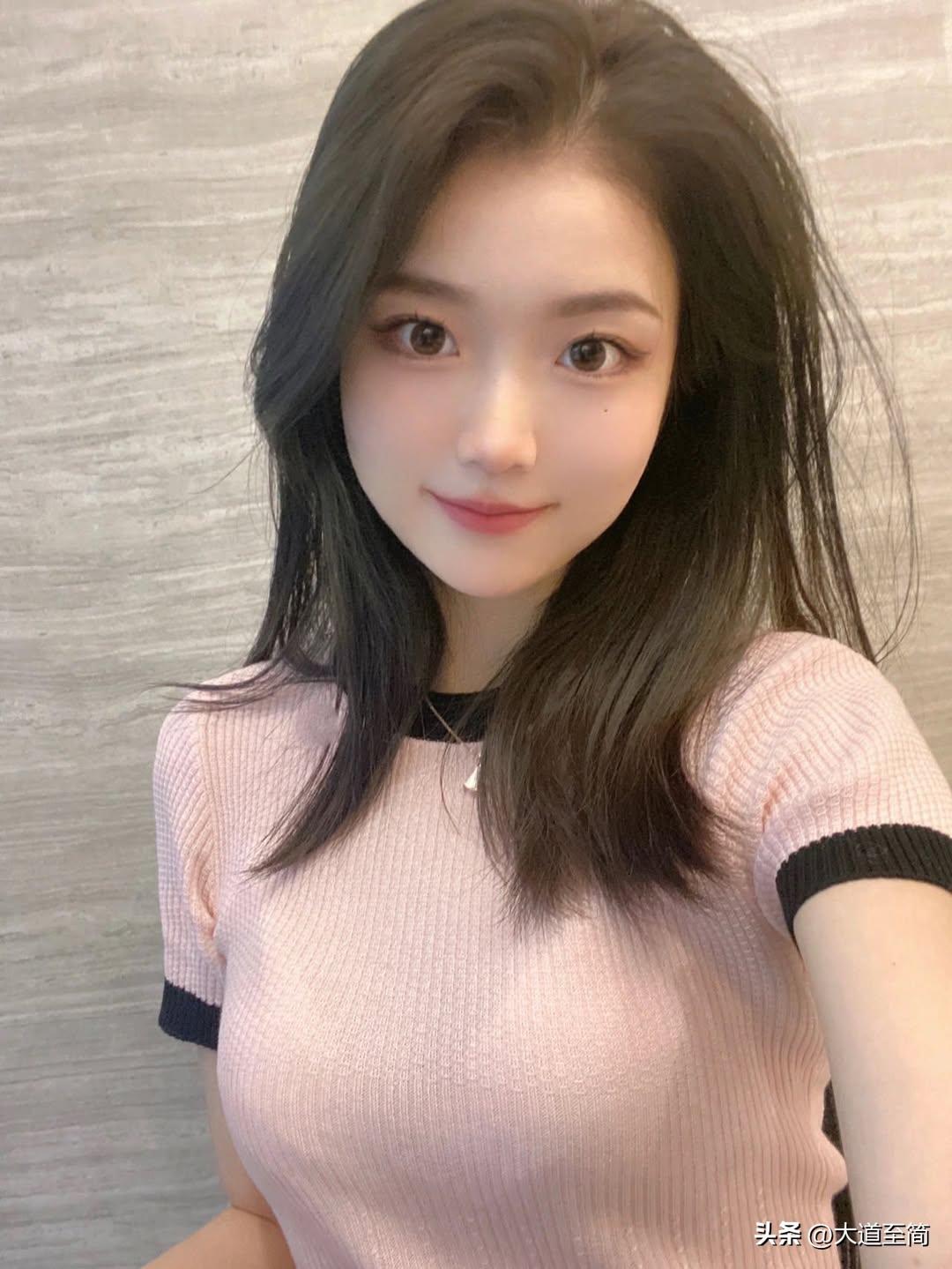 微微含笑，清纯可人。粉色黑边的针织衫衬得她气色极好，这种清爽的夏日穿搭，简直就是