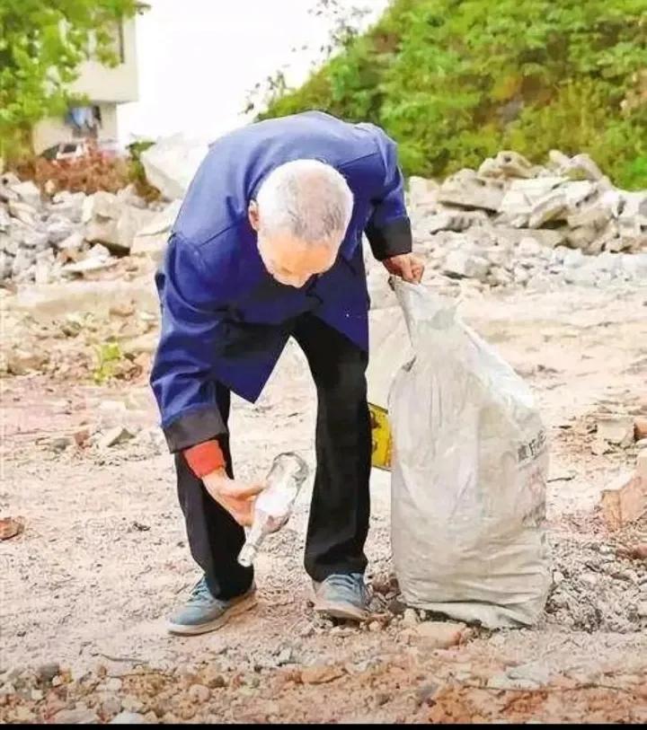 农村老人有多难，
捡些废品换点钱，
相比之下看城里，
……请友续句………？

上