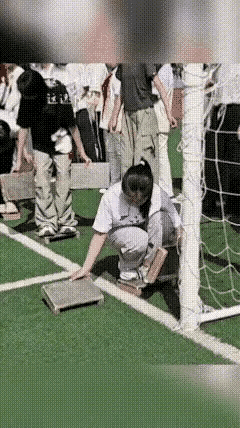 这项运动主要考验协调一致，小女生直接碾压其他选手，不知道需要什么技巧？