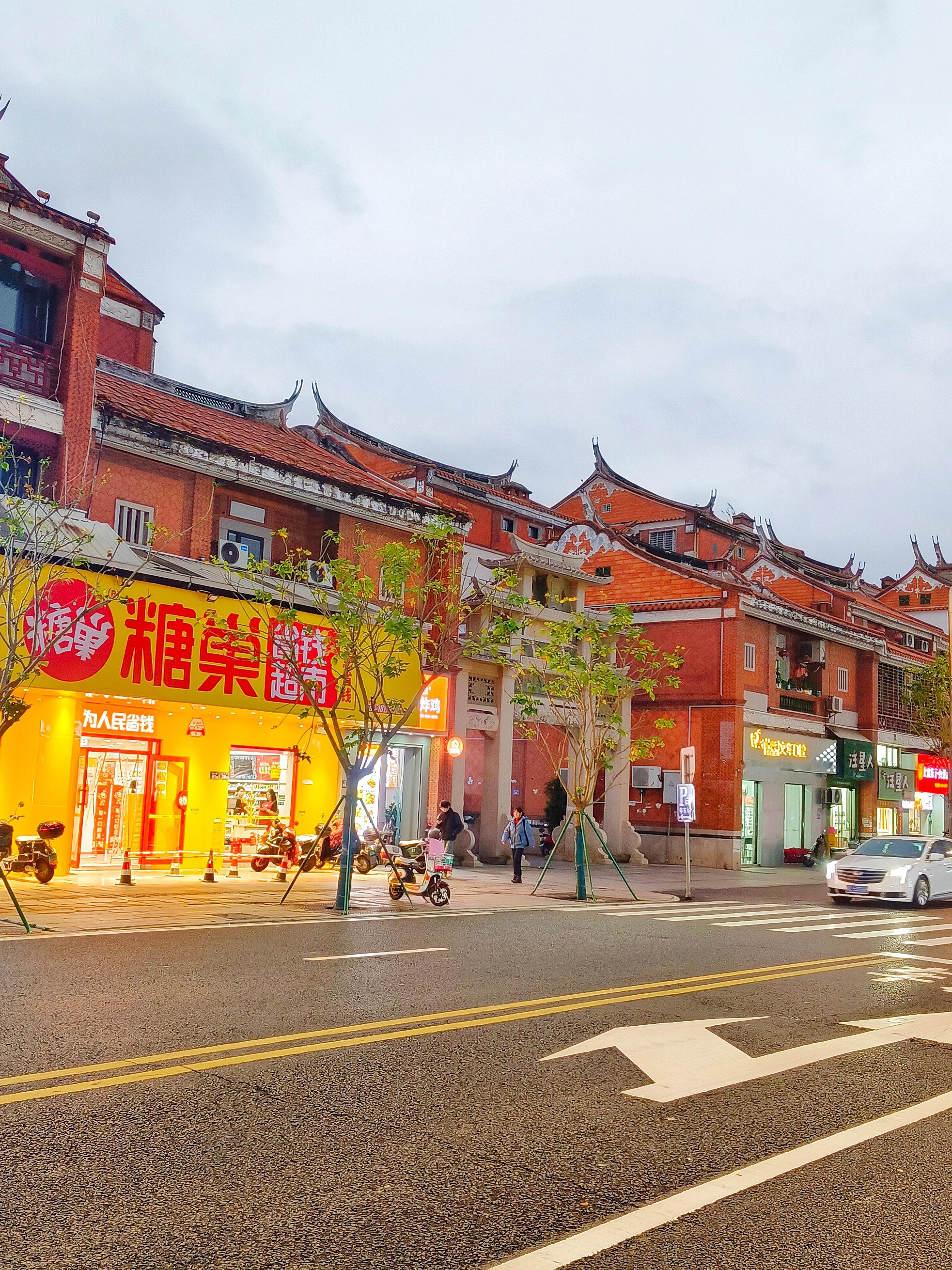 《泉州日记》这两天泉州下雨，我还是保持每天出门走走。夜色将近之时，雨也停了，天空