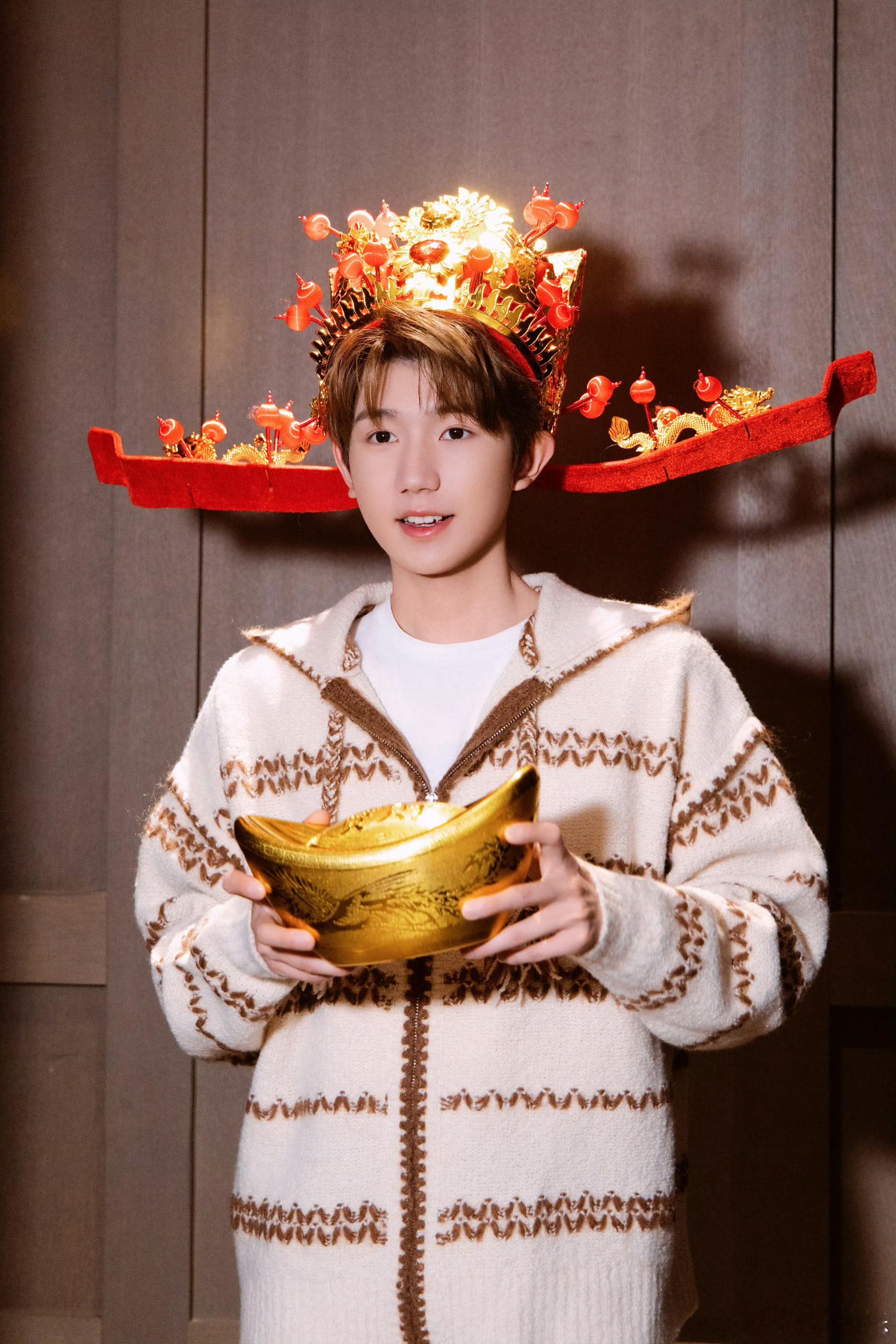 王源初五迎财神王源初五财源滚滚王源 大年初五，开门见喜！祝大家财“源”滚滚，五福