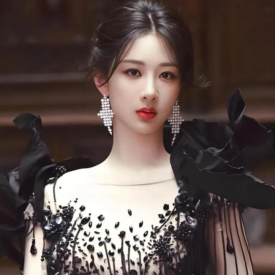 优雅的黑裙，闪耀的耳环，红唇美人黑发红唇女神 红唇美少女 红唇美人照 深发红唇 