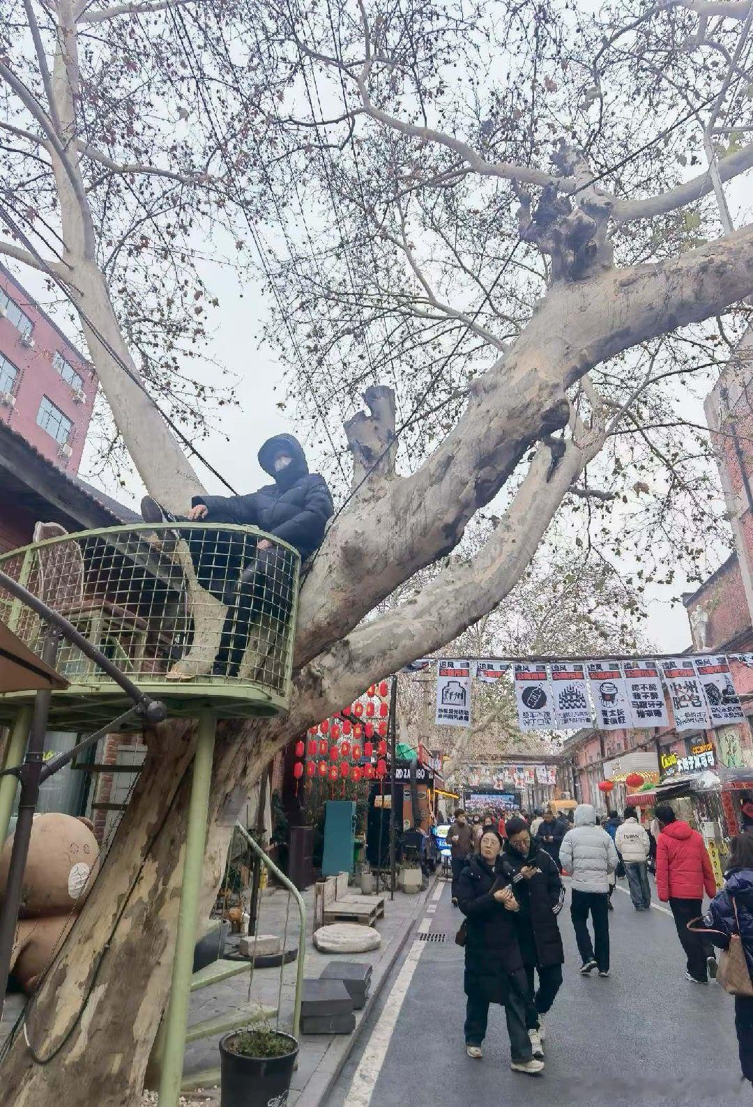 原创诗词  题郑州记忆油化厂创意园烟囱凝尘埋旧事，厂房物换覆新泥。熙熙攘攘人来去