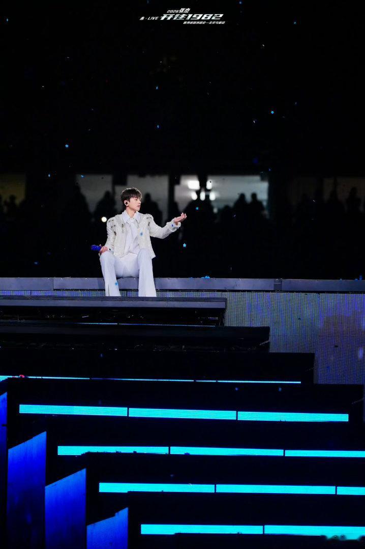 张杰16场鸟巢演唱会收官发文恭喜张杰鸟巢16场圆满收官！能在鸟巢开这么多场还破纪