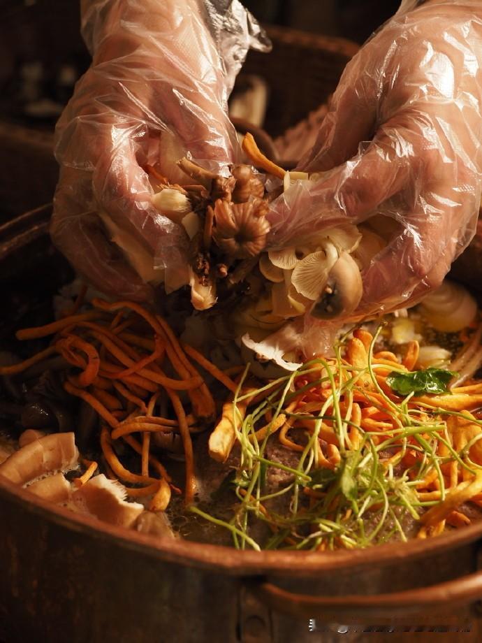 来到龙里，自然不能不吃当地特色：肉饼鸡。#被贵州的菌子香到了#
谜底就在，谜面上