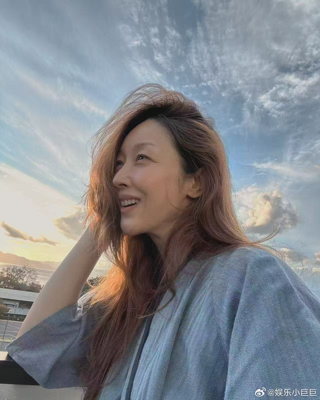 “世界辽阔山海遥远，世界很近心手相连”。相册里这张——山海再远，也远不过一个拥抱