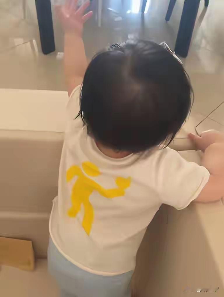 方媛晒小女儿近照！11月大郭咏心跳鲨鱼舞，大眼翘鼻比俩姐姐漂亮 ​​​