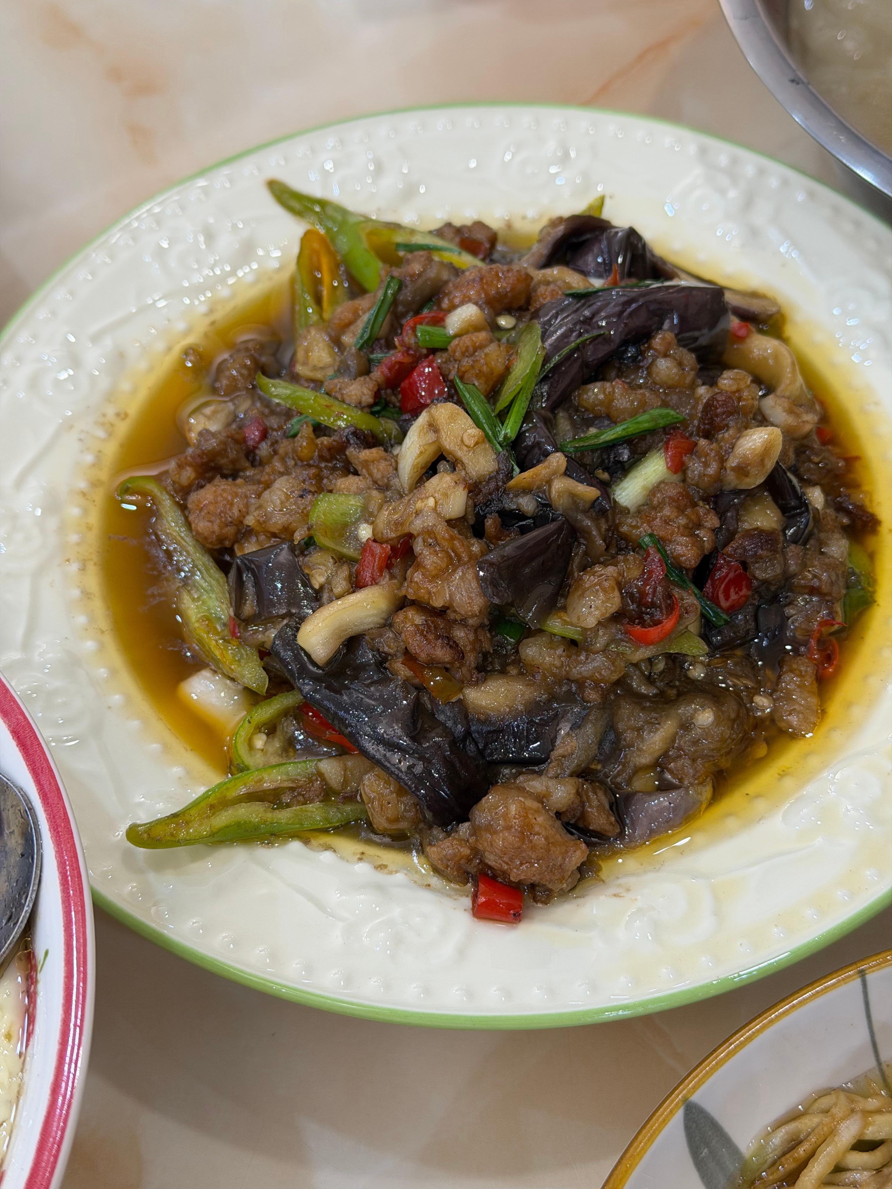 茭白炒牛肉/五花肉大白菜炖粉条（还加了一半米粉给安安吃）/糖醋藕片/油爆茄子/虾