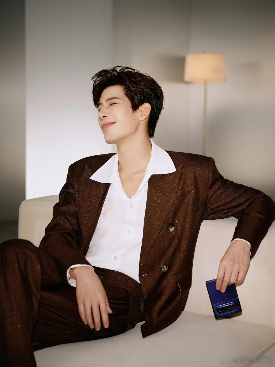 王安宇霸总男主脸王安宇下颌线好绝 真的会被王安宇的雨中撑伞造型美到，透明雨伞搭配