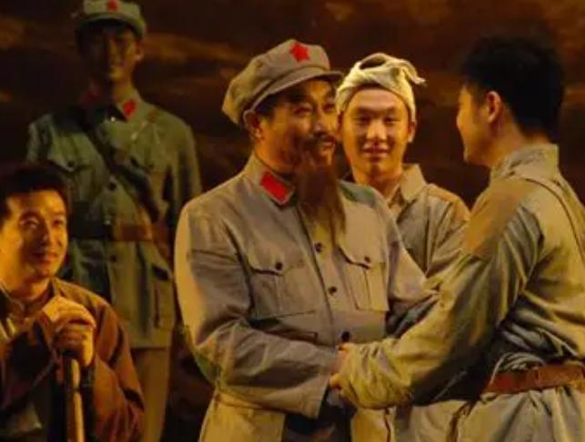 1937年，有一种归来，叫赴死。 
 
11月，香港，杨虎城带着妻子谢葆真，踏上