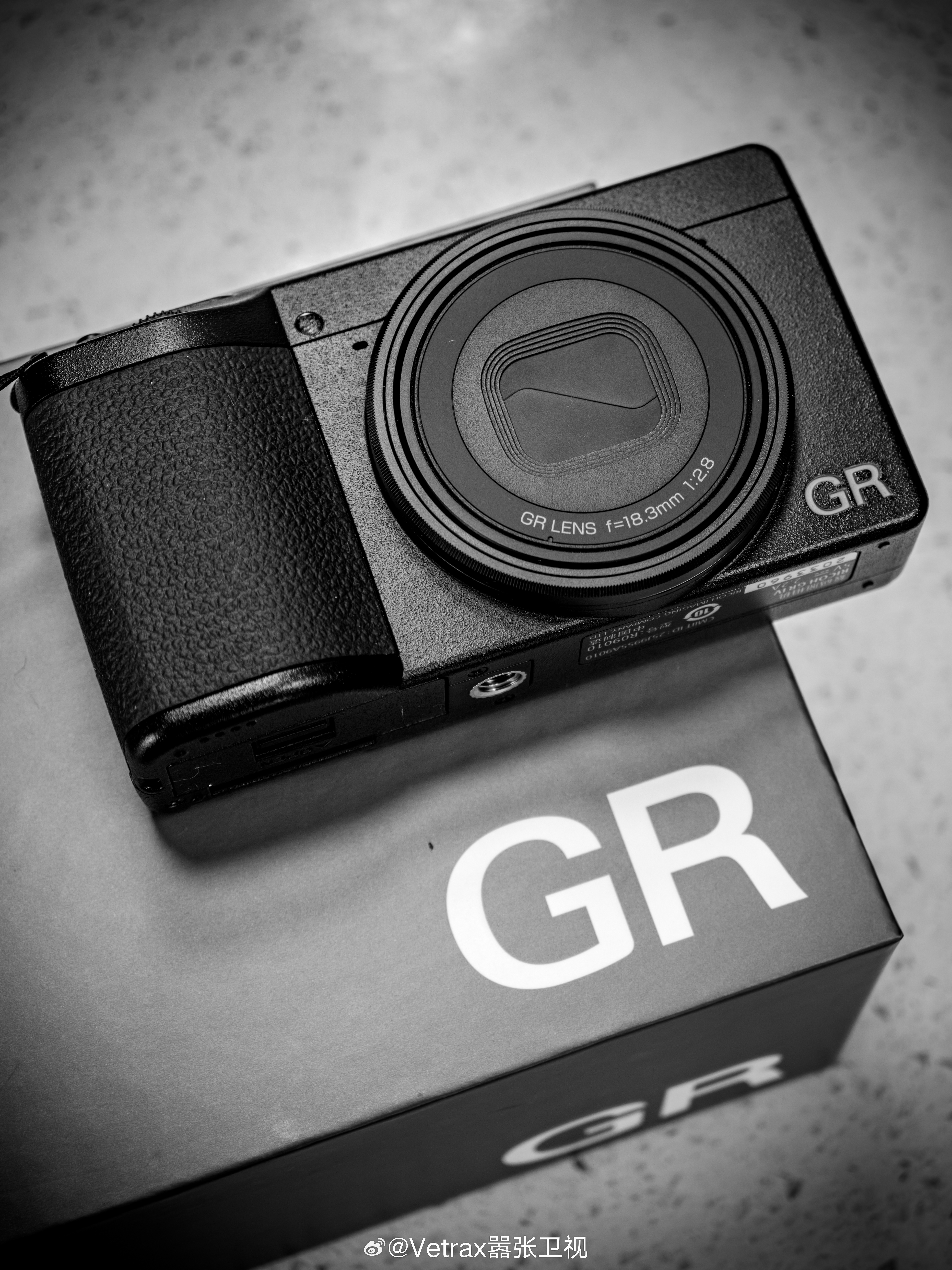 抱紧我刚买的 GR4…… 