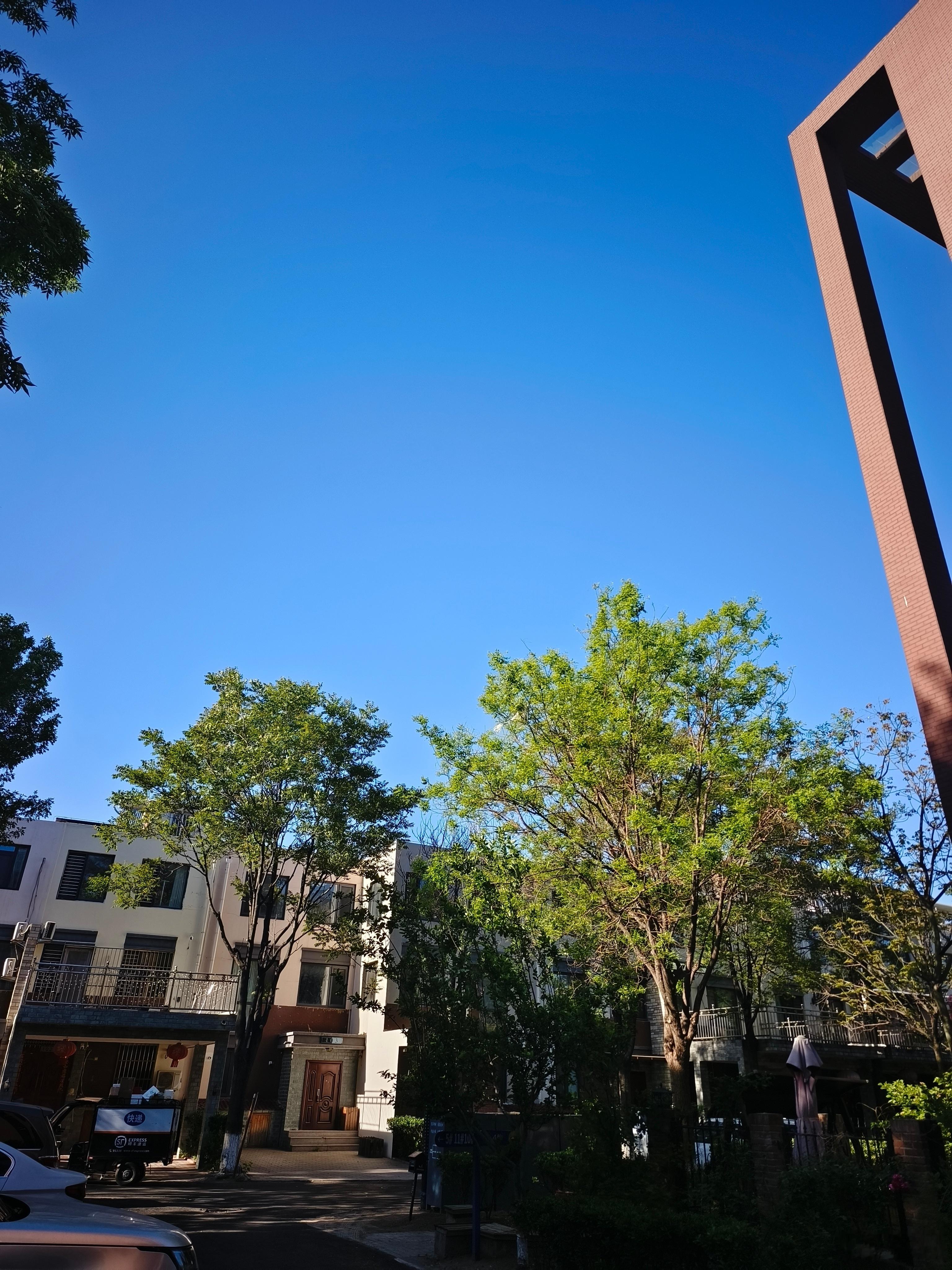 北京的天气好久没这么舒坦了，天真蓝，风吹吹。昨晚下了点小雨，车上都是泥点，把空气
