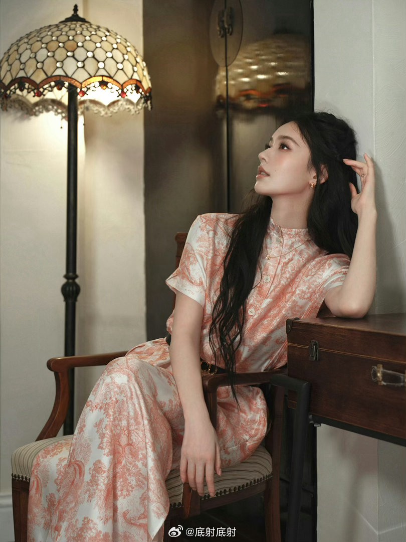 林允一字带玉足