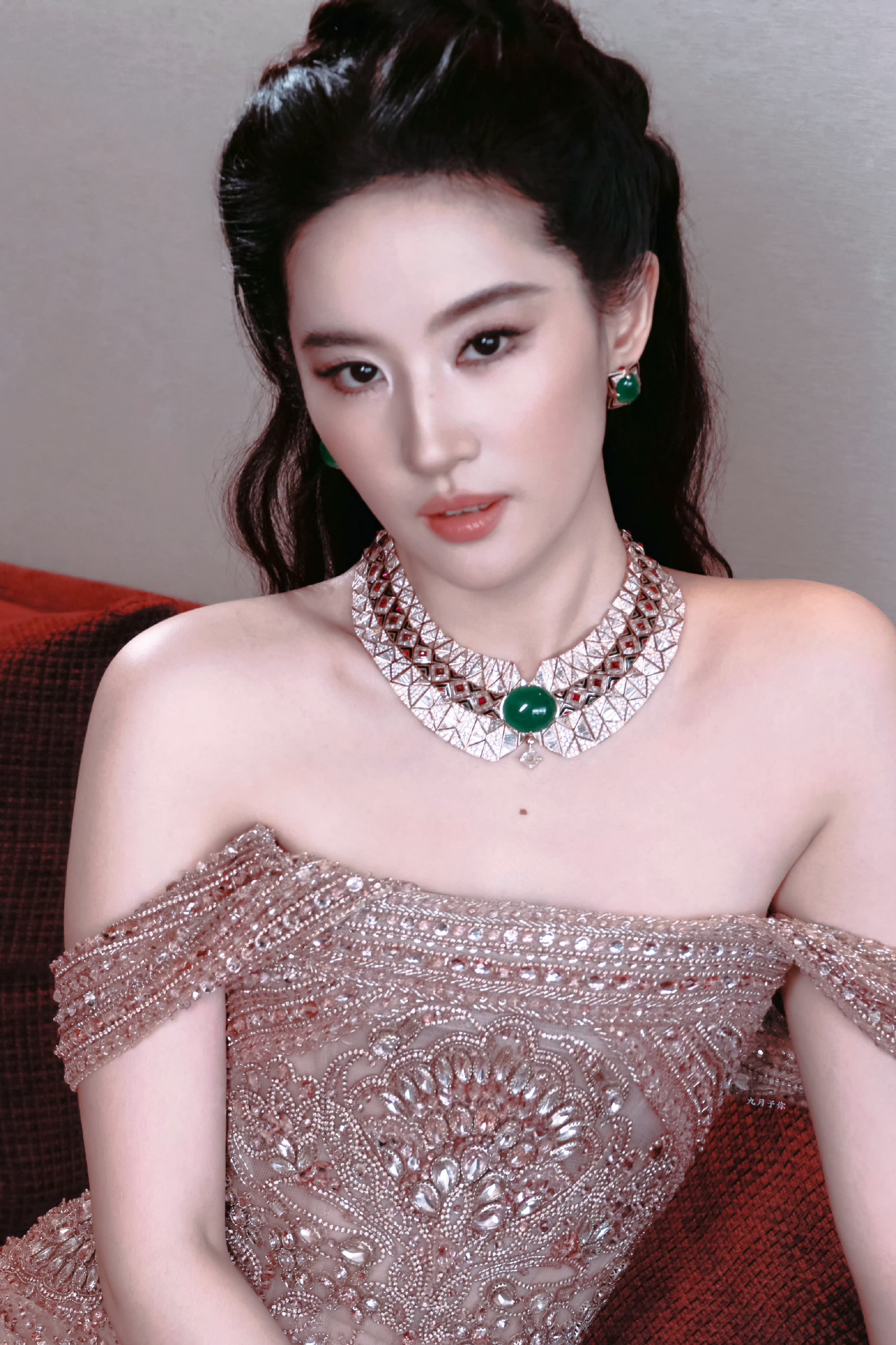 刘亦菲品牌给予的最高礼遇刘亦菲坐C位 刘亦菲坐在CEO与珠宝总监中间，这待遇毋庸