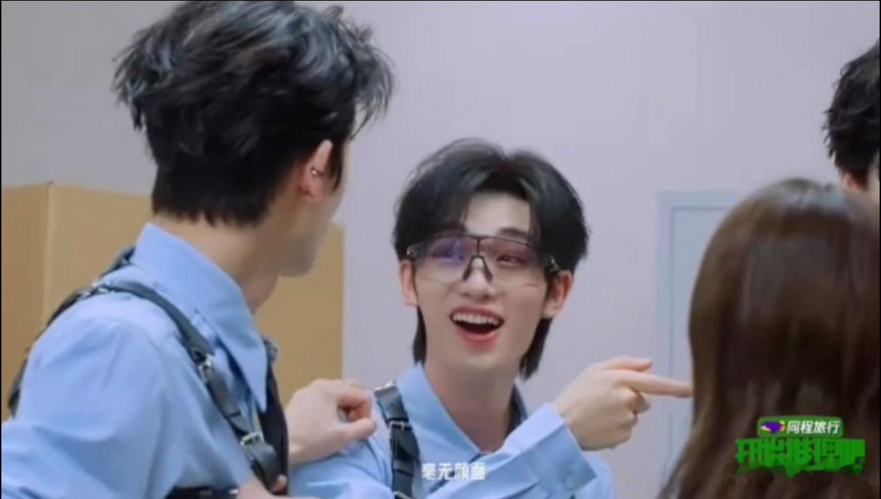 张凌赫丁程鑫周柯宇同款撒娇开始推理吧褪去探案时认真严谨的状态，三位艺人日常玩闹尽