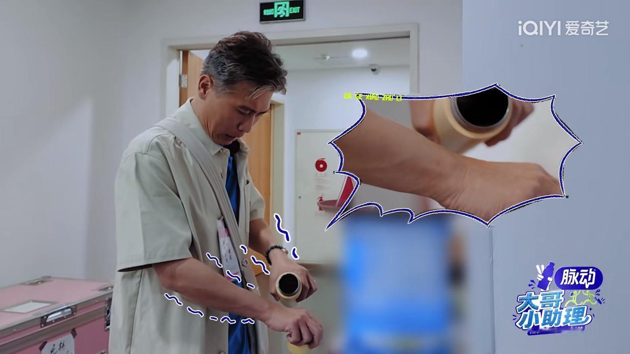 李乃文一脸惶恐地看着热水瓶，随后，他咬了咬牙，就把热水倒在手背上……

大家都知