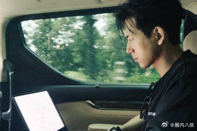 李现工作碎片九宫图李现工作照女友视角 这哪里是发照片，分明是在发糖！那种独属于两