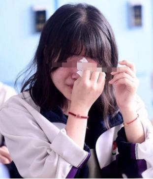 “我没给你送红包吗？”6月9日，湖南，一女子读高三的女儿，因为晚7点没晚自习，被