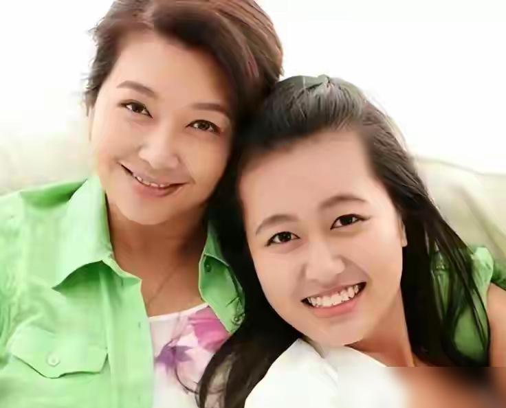 谁能想到，当年靳东端茶送水、戒烟求婚，同居5年，最后竟被江珊13岁的女儿一句话给