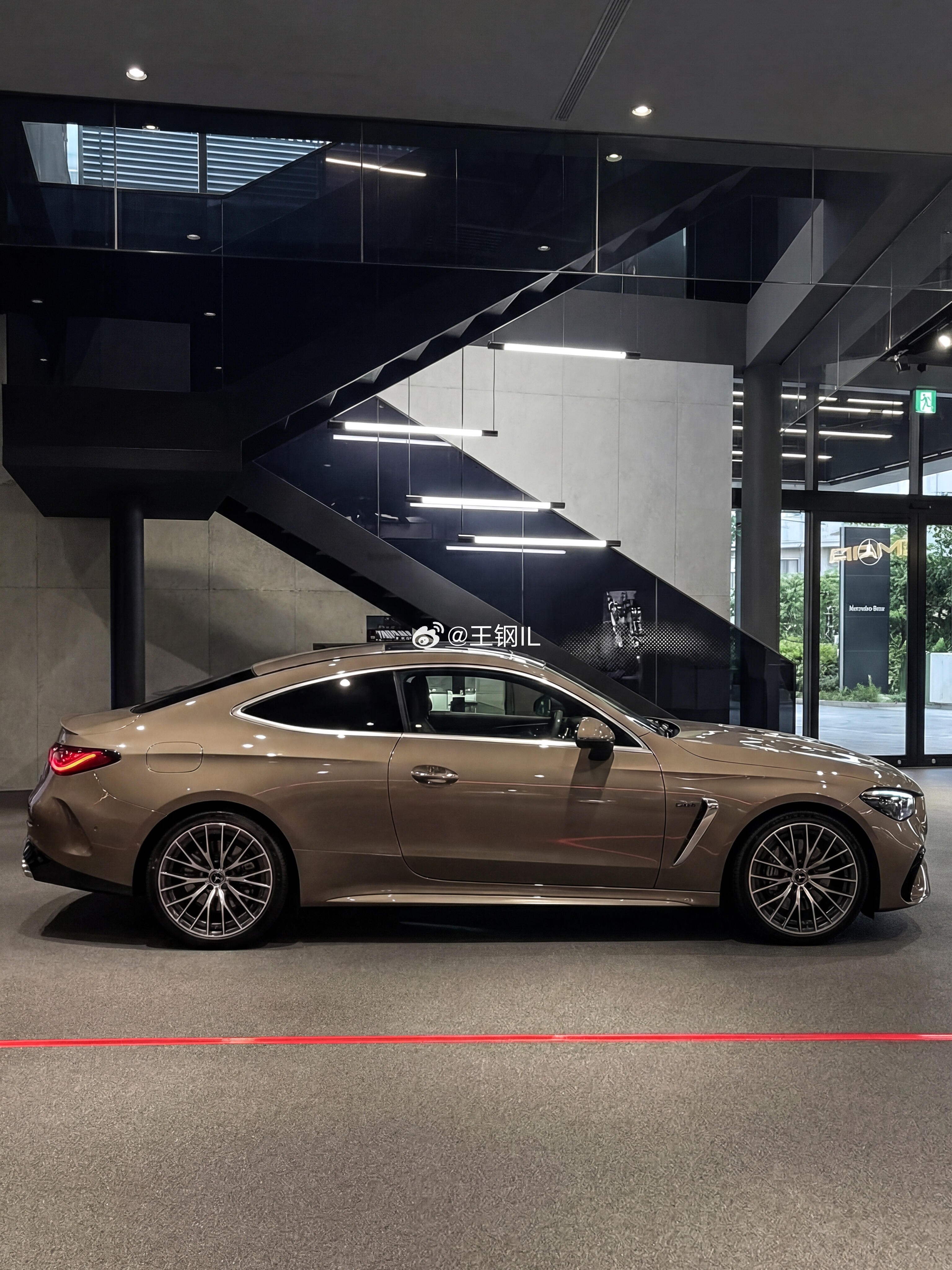 新款cle这个太妃糖一样的颜色也太好看了吧！有一种优雅又时尚运动的感觉，男生女生