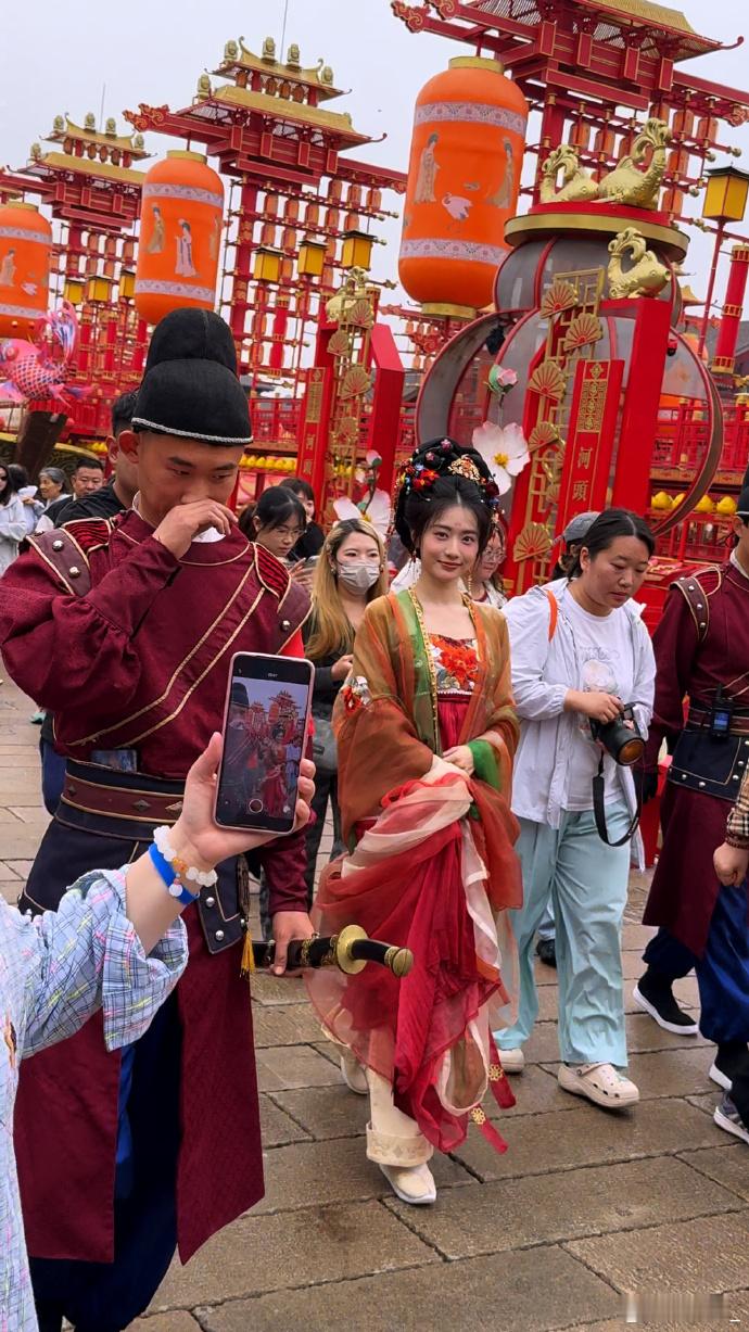 还以为唐诡第五季开始拍了唐山的朋友上辈子一定拯救了银河系吧！能偶遇孙雪宁的樱桃造