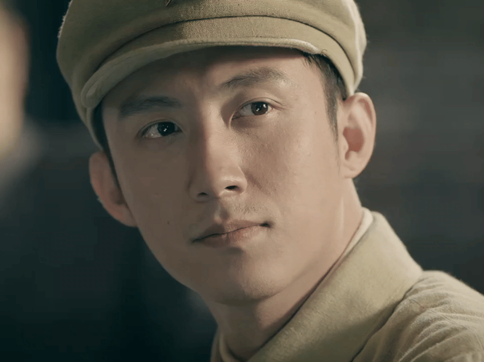 黄景瑜能在一部战争片中演出爱人的眼睛，磕到他的任何cp都是人之常情《决胜时刻》我
