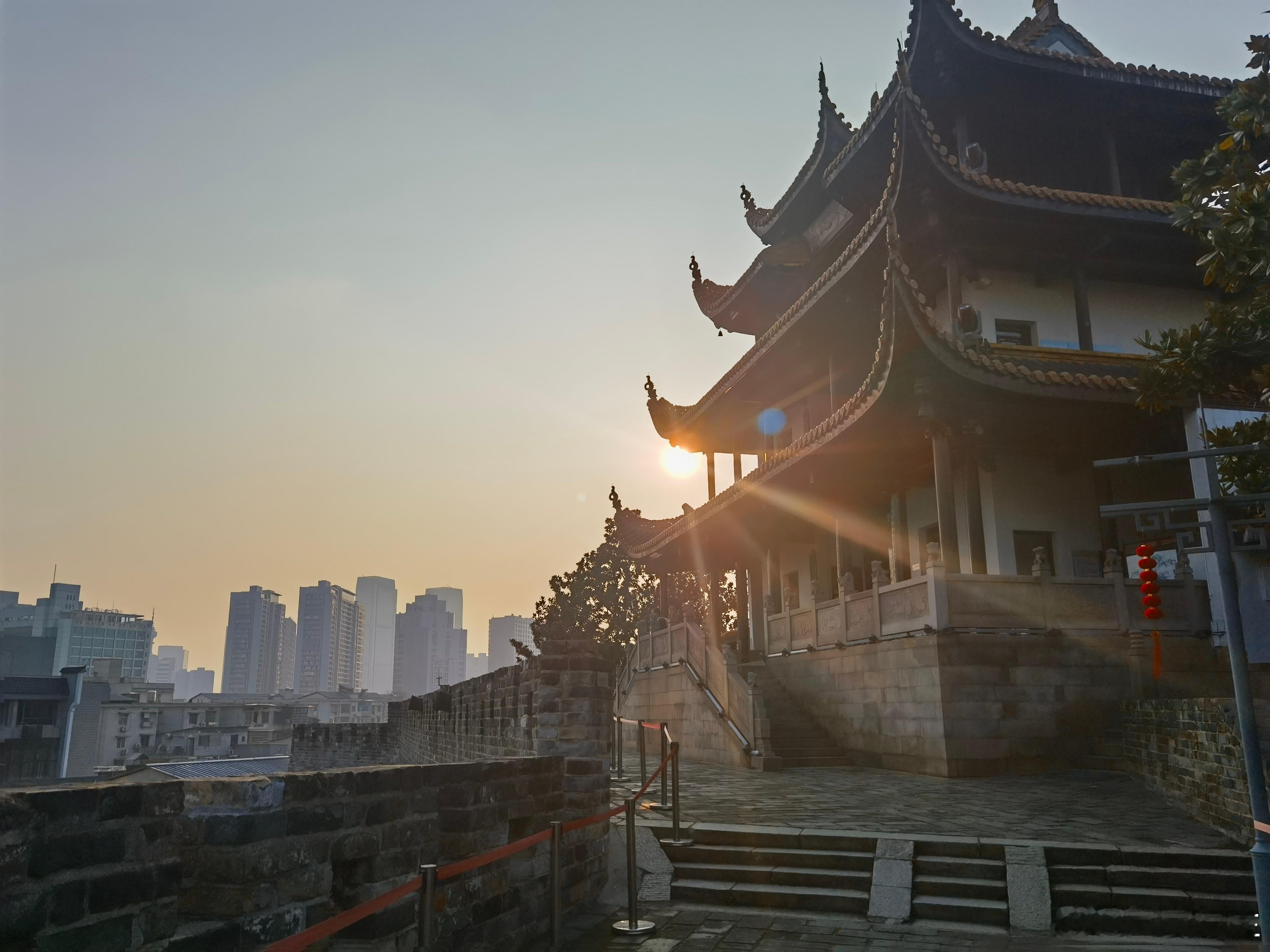 登天心阁记岁在乙巳，立春方过，年节未至。寒梅犹缀残雪，东风已度橘洲。子月忽揽袖指