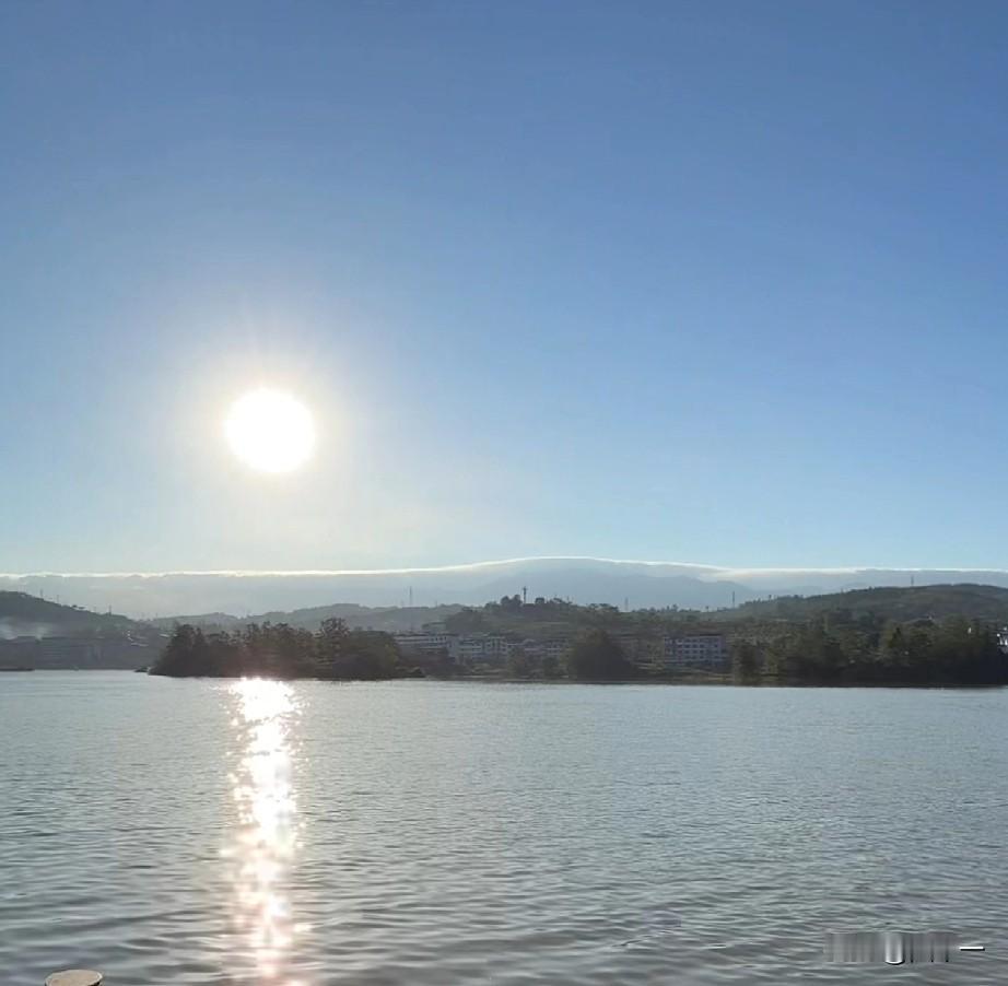 早上我刚到办公室，手机就响了，一看是个陌生的号码就没接。

一会儿，这个号码又打