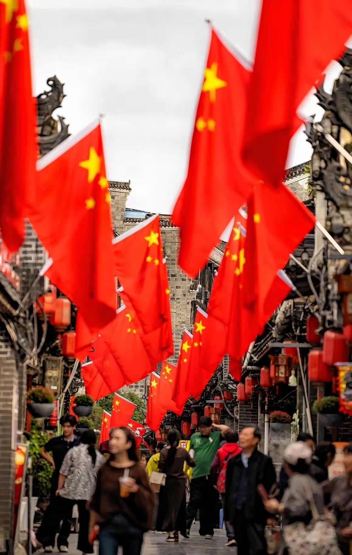 今年国庆的风向和往年真不一样，身边不少人没往热门景区扎堆，反而在周边公园搭起帐篷