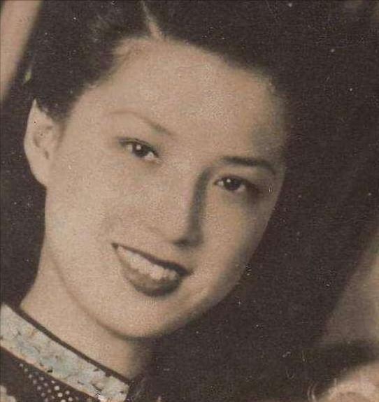 1918年，广东女子结婚6年不能生育，被丈夫抛弃，谁料，却被年轻军官求婚。她摇头