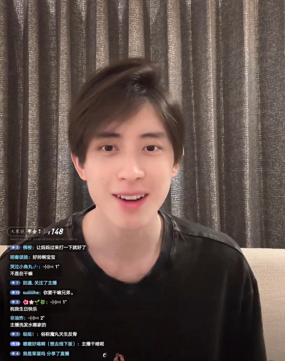 敖瑞鹏生日素颜直播，商家没放筷子，在线表演用牙签吃饭🤣🤣🤣敖瑞鹏直播 ​​