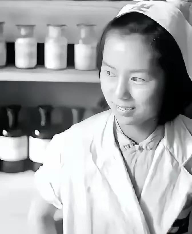 1927年，陈赓腿伤住院休养，在他熟睡时，一个姓李的护士悄悄凑到耳边，让他赶紧撤