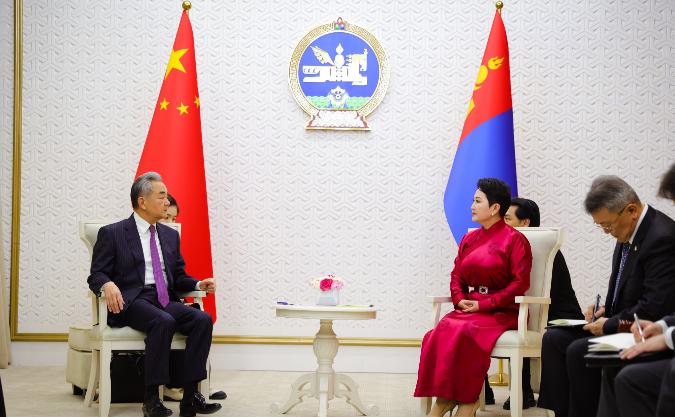 当场敲定！此次中方出访蒙古国取得实质性突破，蒙古国总统呼日勒苏赫在会面现场，主动