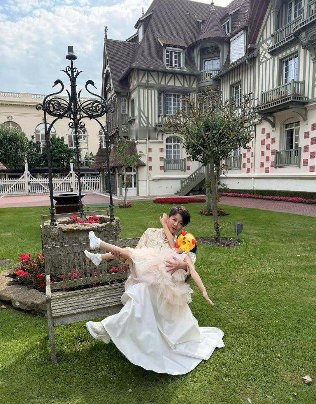 何猷君晒妈妈在婚礼上的照片商界干练四太，在儿子婚礼化身温柔奶奶，抱娃比心满眼欢喜