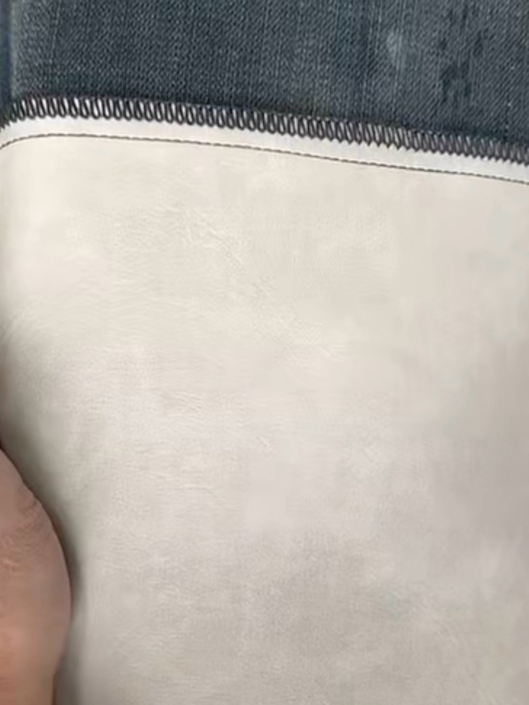 这个皮裤真的抗造到极点了最粗的砂纸这么划一点痕迹都没有🙂↔️这个live本来是