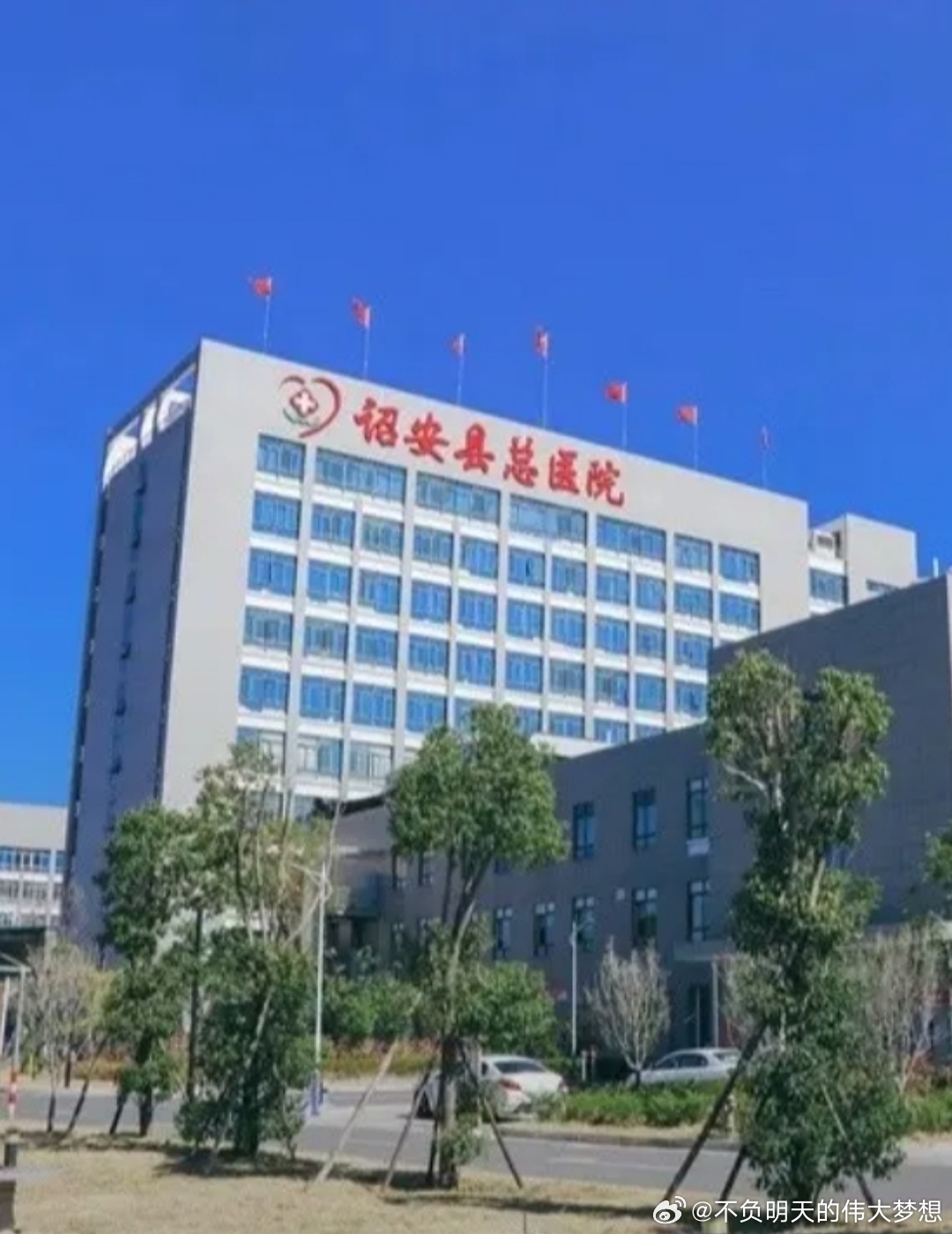 【致敬医者仁心！】大力弘扬“敬佑生命、救死扶伤、甘于奉献、大爱无疆”的崇高精神，
