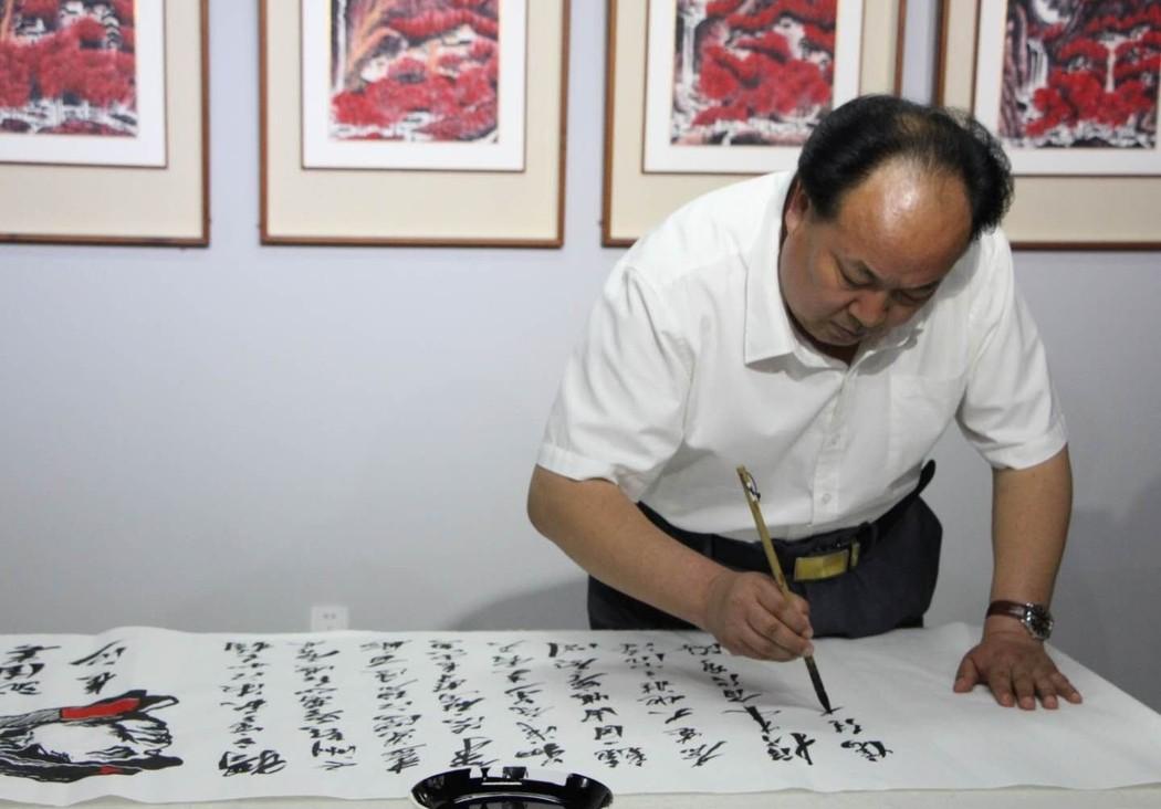 古小月，出生于1965年。毛泽东特型演员、全国著名的毛体书法家、著名书法评论员 