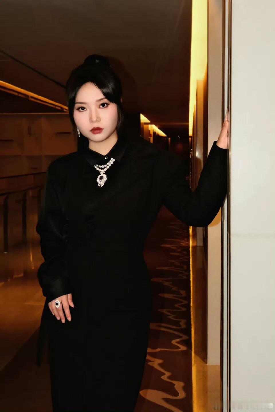 牵手瞬间甜度爆表，清新搭档超养眼，快乐看不够李雪琴赖伟明就这么水灵灵的牵手了你好