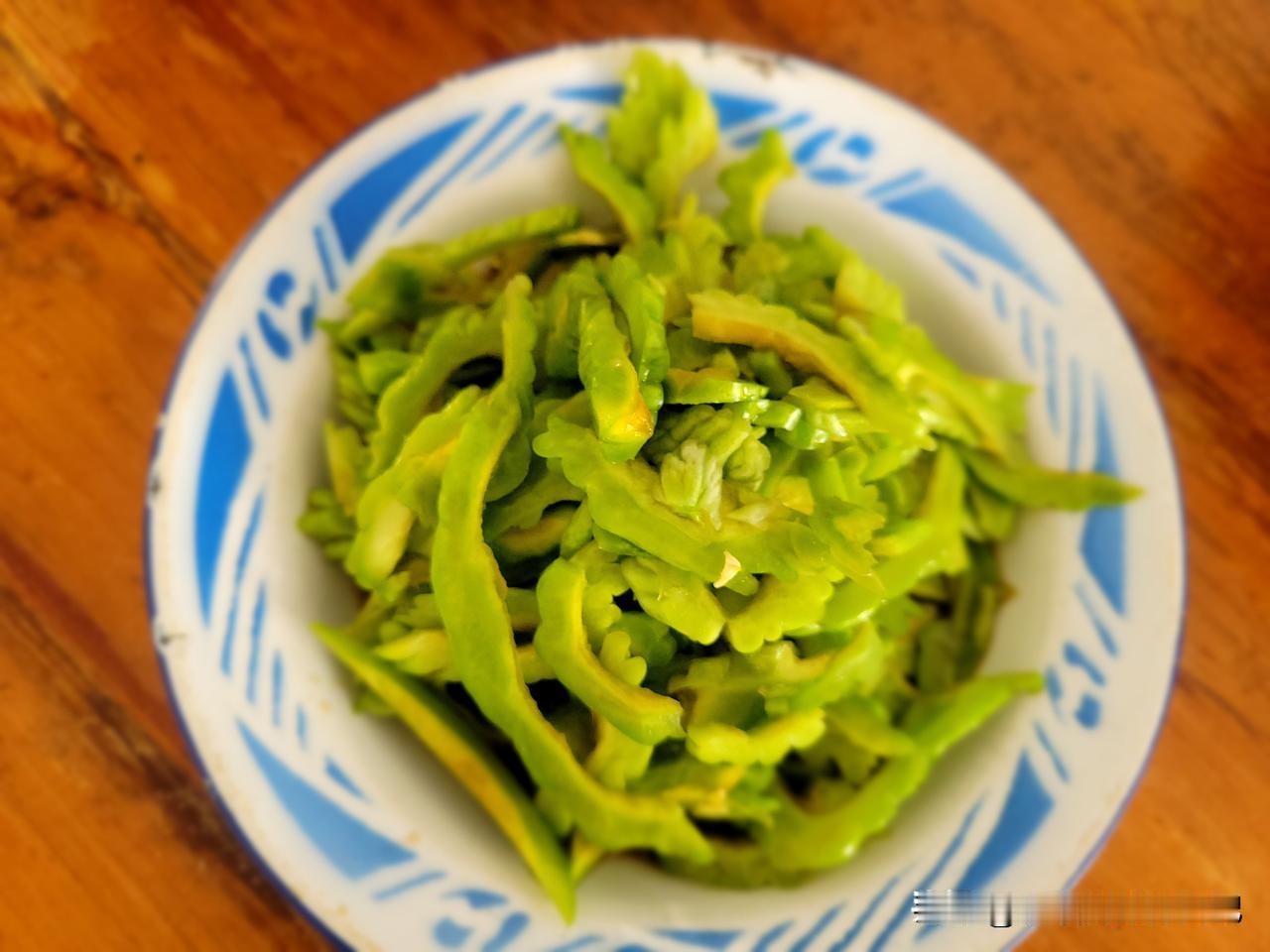 昨天我和小妹在大姐家待了一天，大姐给做了好吃的，大外甥女带着她家泰迪小灰灰也去了