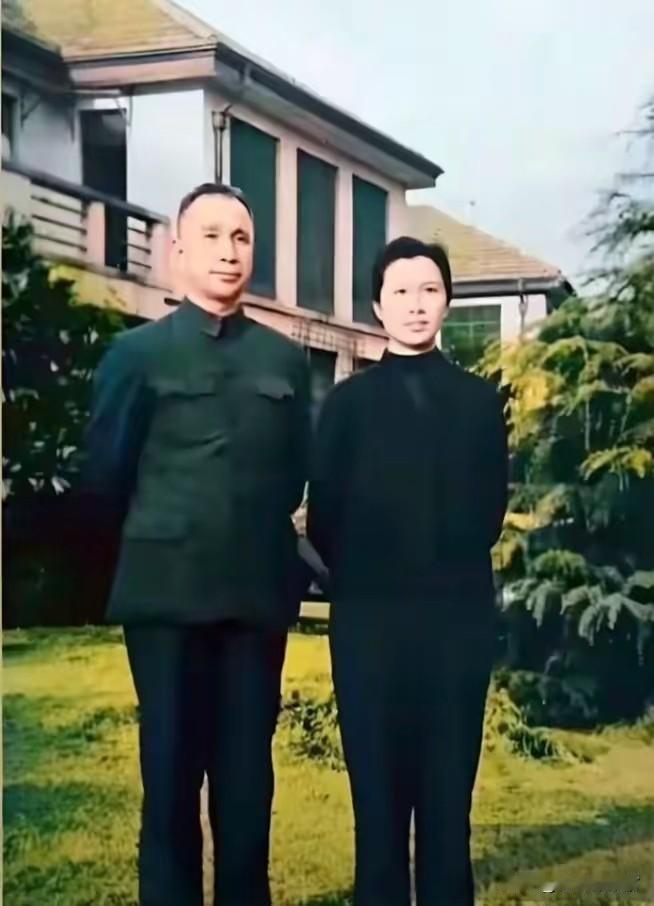 画面中左侧为开国大将粟裕，身旁是妻子楚青，拍摄于居所庭院之中。戎马一生的战将褪去