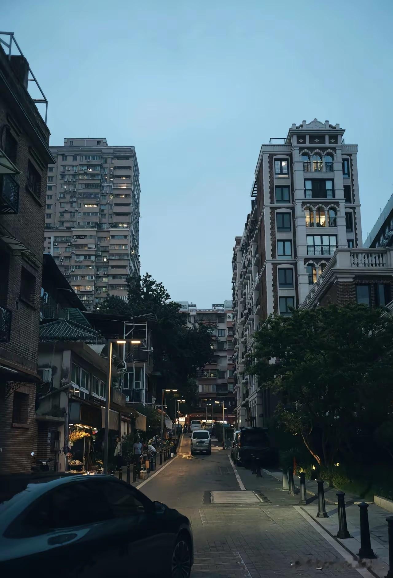 在广州晃了三天，才算懂了什么叫“藏在烟火里的漂亮”。
 
走在越秀区的老巷里，墙