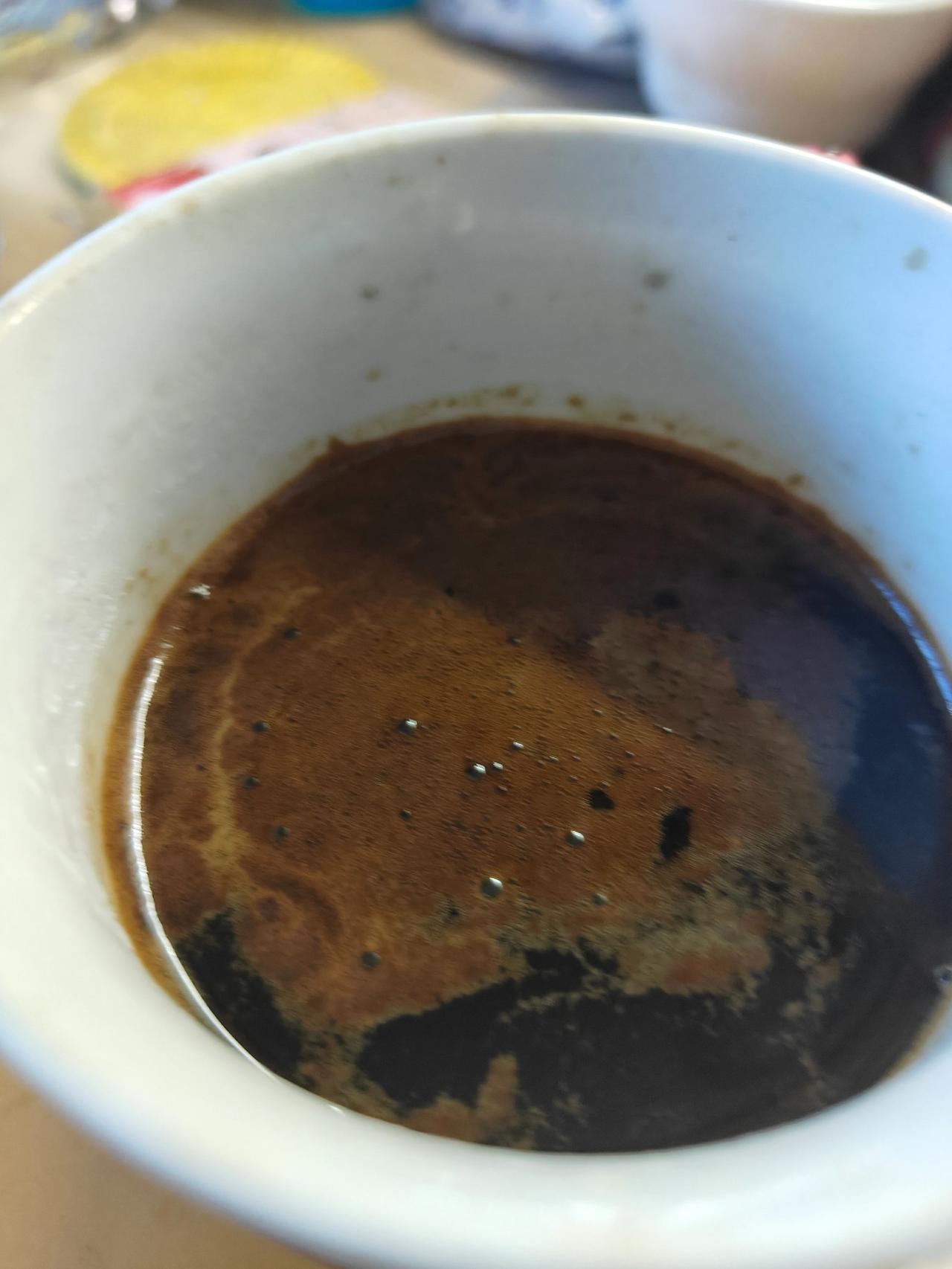☕古早茶杯盛着云朵☁️，速溶咖啡在牛奶里舒展成慵懒。生活不必精致，自在就好～