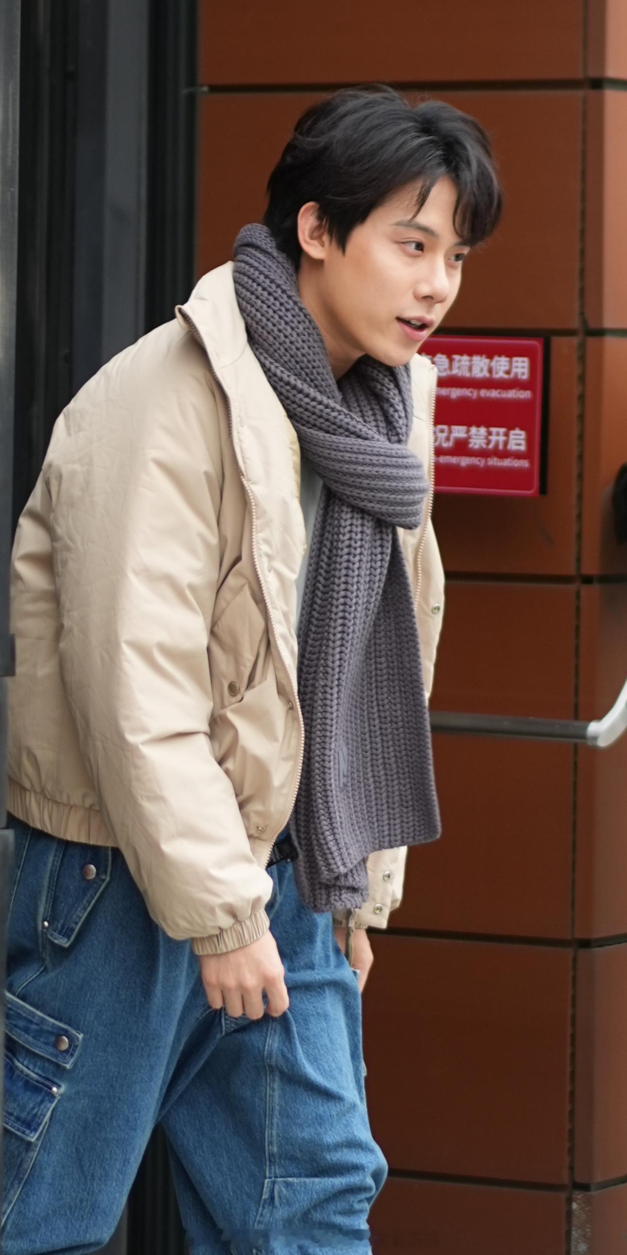 周奇上班路透生图（稿主自摄，参数最后一张）周奇 聊天记录 ，周奇工作室 没劈腿没