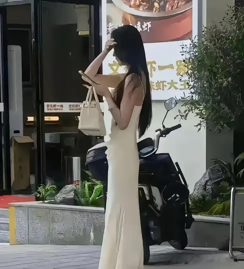 如此美的女人，终究还是错付了！
今天看了这女孩视频扇自己的视频，哭得很伤心，说自